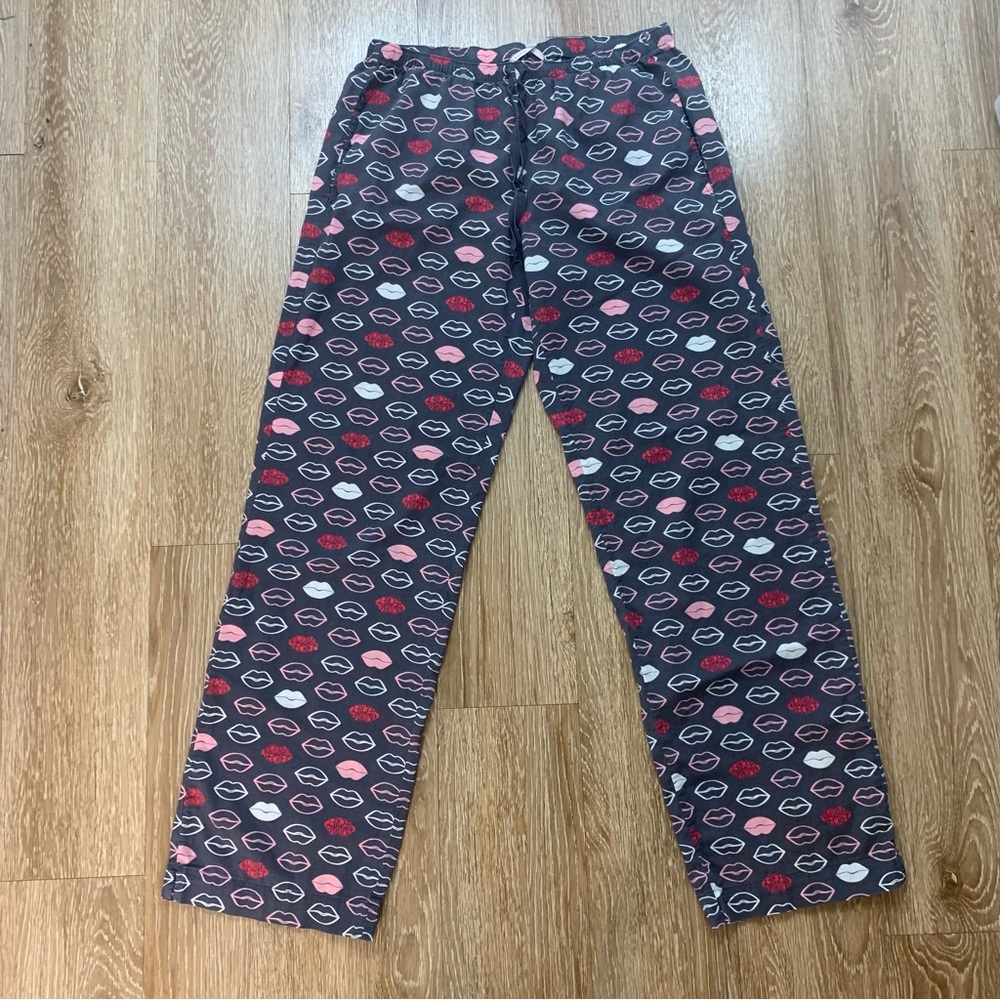 Victoria's Secret Gray Pajama Pants with Pink and White Lips Size Small